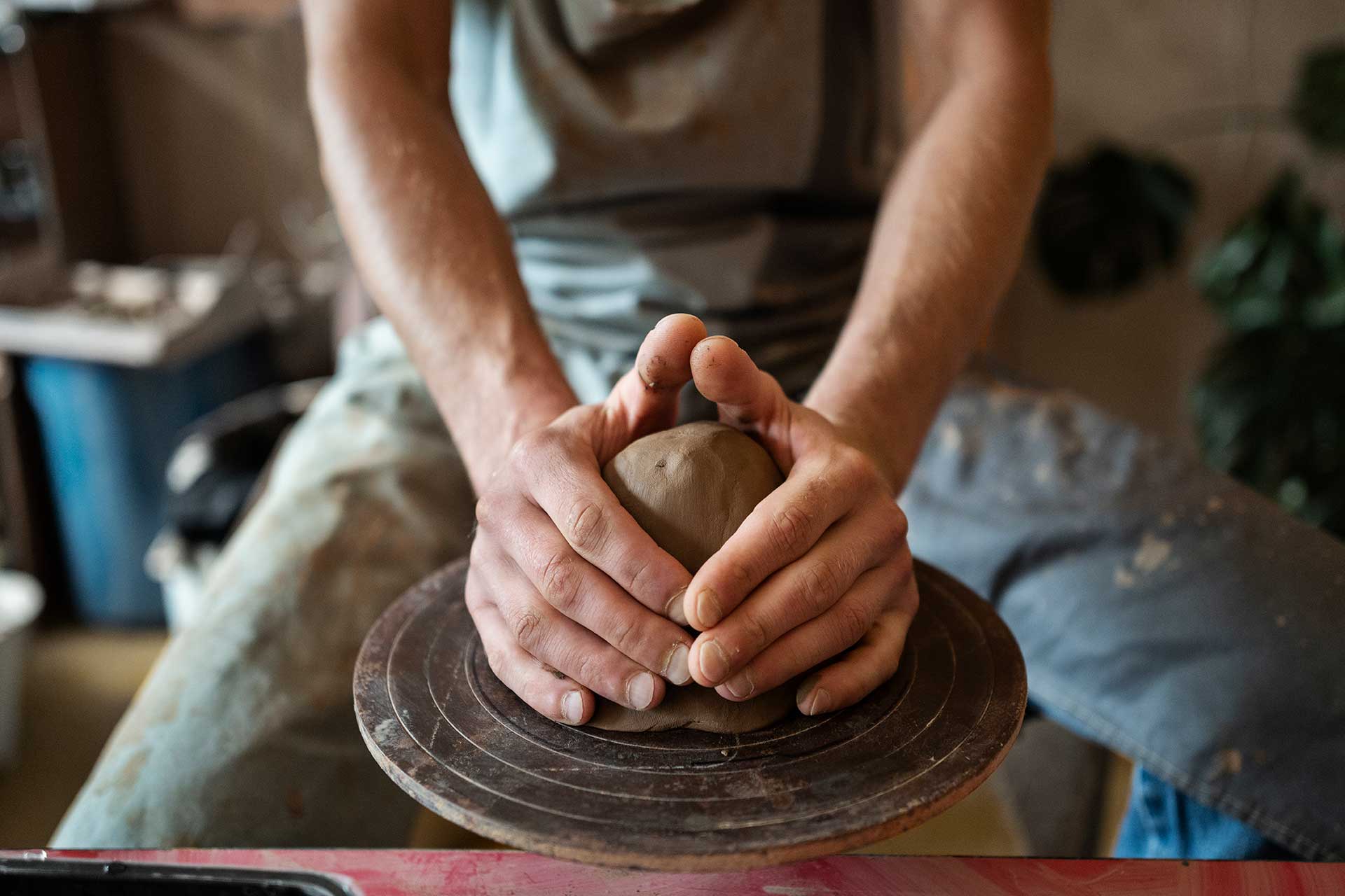 artigiano-ad-alto-angolo-che-fa-ceramica-studio